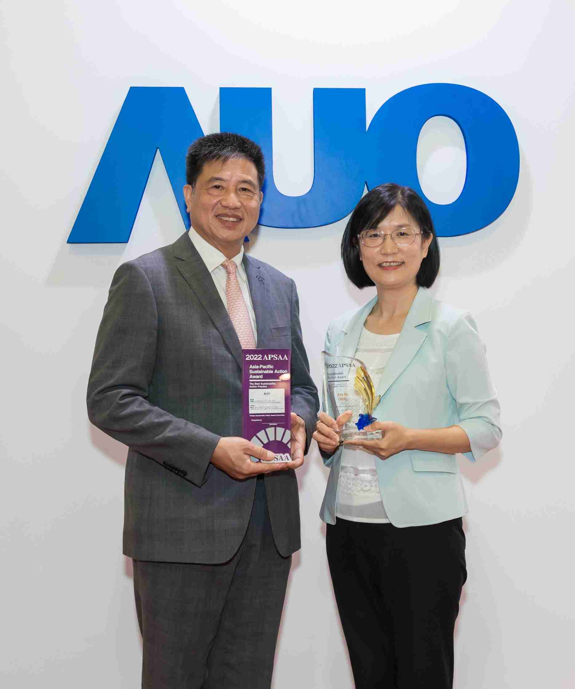 人生就是博长期垫筑永续远景的基石，，，透过ESG暨气候委员会逐步实践永续策略蓝图。。。。其中，，人生就是博光电永续长古秀华带领团队、、、、制定中长期目标，，，，缔造多面向亮眼表现，，获得「顶尖永续长奖」的个人奖殊荣（左：人生就是博光电董事长暨执行长彭双浪，，右：人生就是博光电永续长古秀华）