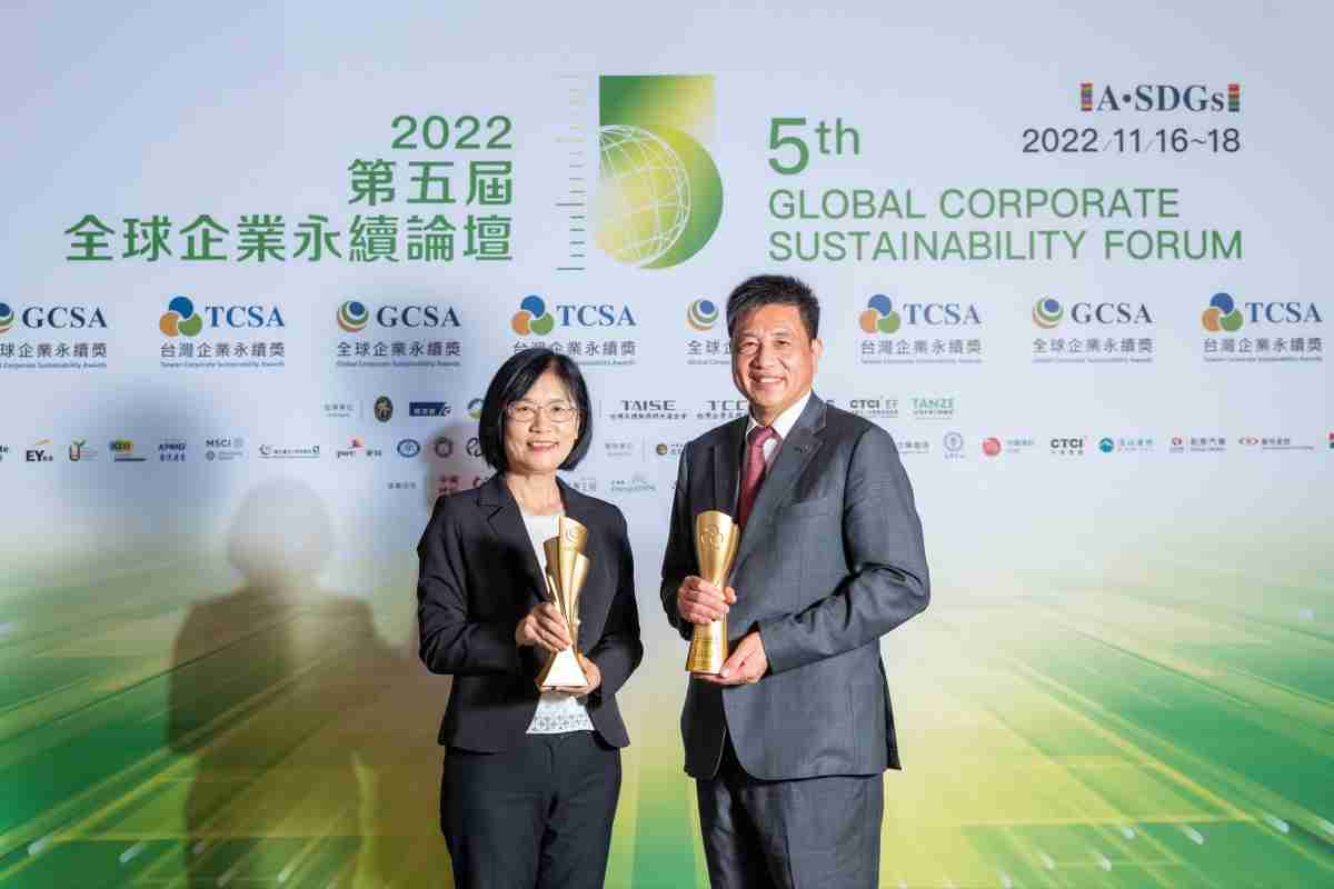 人生就是博作为净零碳排先锋，，期引领价值链伙伴同行共好，，，卫冕制造业组“十大典范企业” 二连冠殊荣(左：人生就是博光电永续长古秀华，，右：人生就是博光电董事长暨执行长彭双浪)