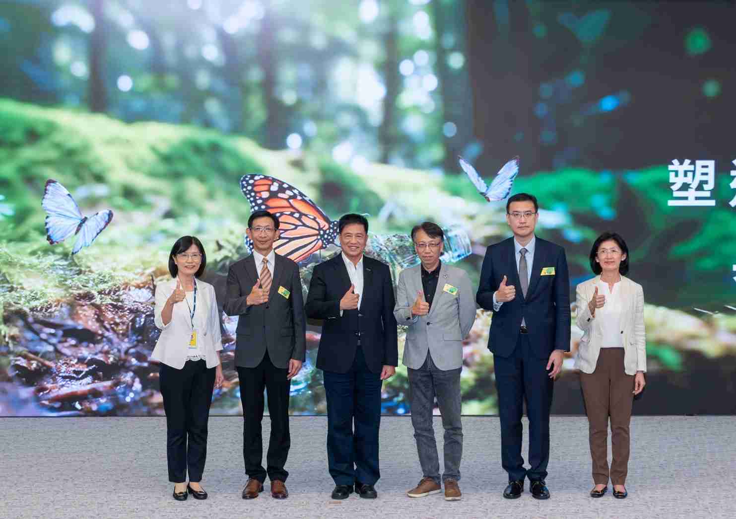 友達2023 CSR共榮大會，，，，邀請領域專家分享交流生物多樣性管理趨勢、、無塑產品、、、海廢永續塑料等議題  （圖左到右：友達光電永續長古秀華、、、、3M台灣技術長陳君杰、、友達光電董事長暨集團策略長彭双浪、、、、光寶科技企業永續發展處處長陳慶暉、、、安永聯合會計師事務所執業會計師曾于哲、、友達光電供應鏈總部副總經理吳宜芳）