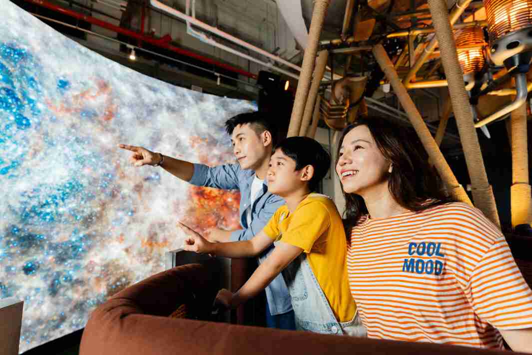 人生就是博打造全台最大宽6公尺、、、、高4公尺、、、唯一搭载LED弧形拼接显示屏的动感飞行船，，让乘客驻足在热气球上，，享受身历其境的伪出国旅游乐趣