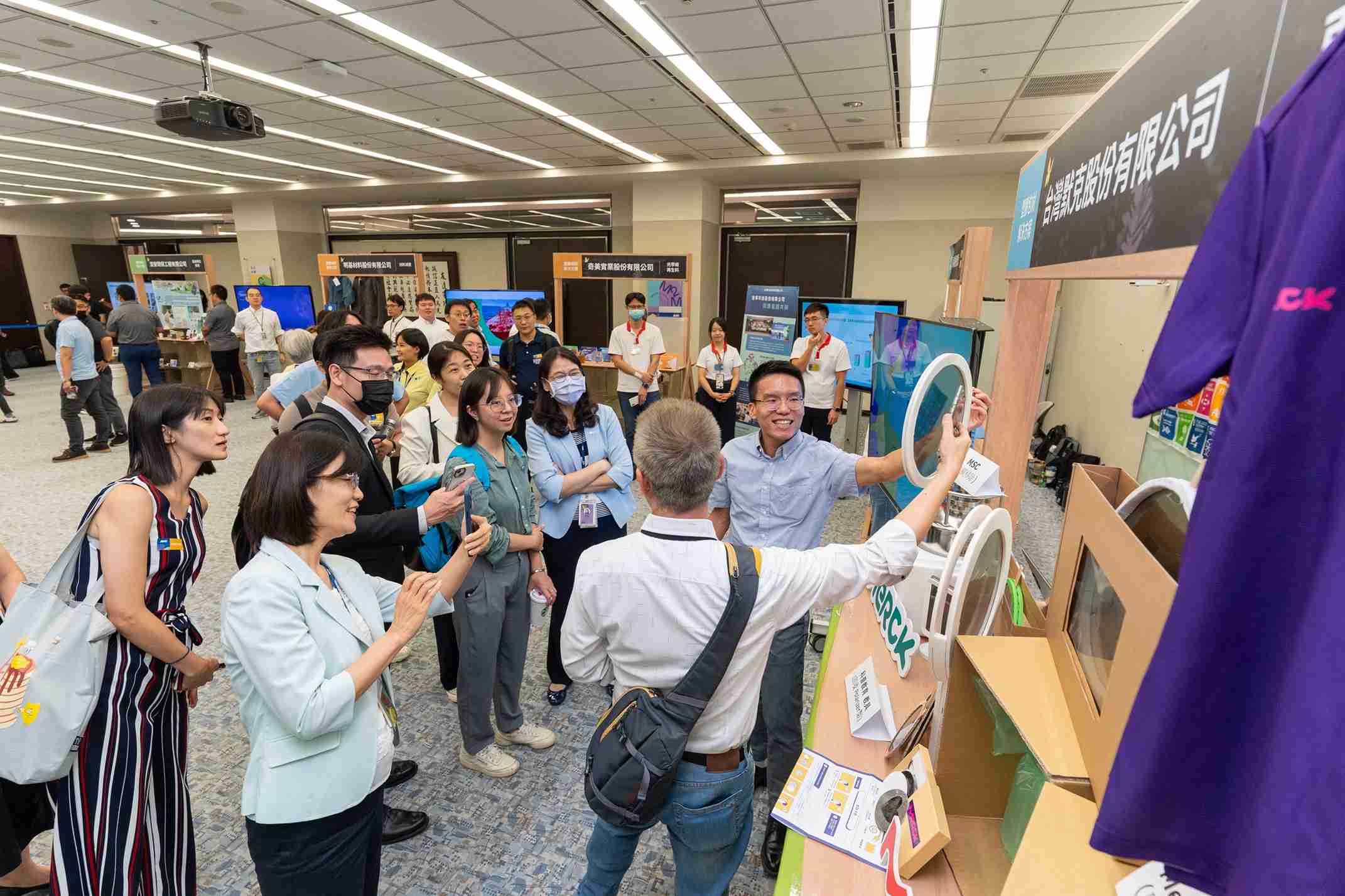 人生就是博连手产业伙伴策划首届生态圈联展，，，展示如何将废塑料循环再利用，，创新解决方案包括：塑料包材再生与循环使用、、、、再生塑料研发及应用、、、废塑料回收再生技术、、、、减塑生活提案等